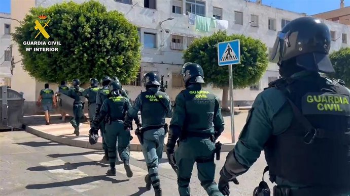 Agentes de la Guardia Civil durante la operación 'Puvicen' desarrollada en la barriada de las 200 viviendas de Roquetas de Mar (Almería).