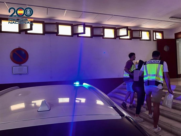 Agentes de la Policía Nacional con las detenidas por el robo en un comercio de Las Américas, en Arona (Tenerife)