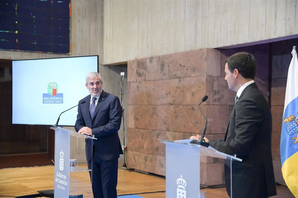 El presidente del Gobierno de Canarias, Fernando Clavijo (i), y el Lehendakari vasco, Imanol Pradales (d), durante una rueda de prensa posterior a la firma de un convenio bilateral sobre desarrollo de la I+D+i
