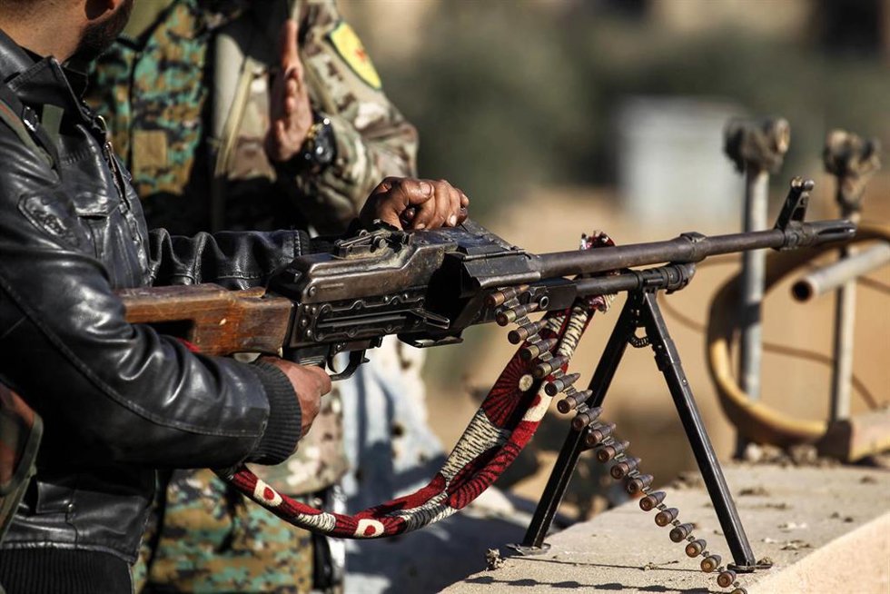 Archivo - Miembros de las Fuerzas de Defensa Sirias (FDS) durante una operación contra el grupo yihadista Estado Islámico en Baghuz, en el este de Siria (archivo)