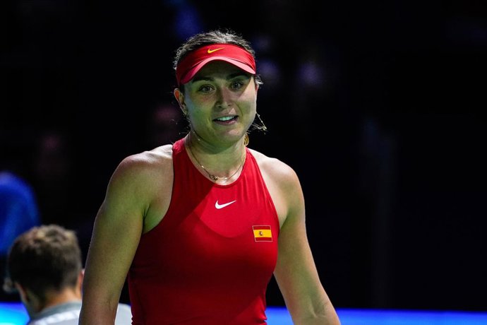 Archivo - Paula Badosa of Spain gesture against Iga Swiatek of Poland during tennis match between Spain and Poland during The Billie Jean King Cup at Martin Carpena Pavilion stadium on November 15, 2024, in Malaga, Spain