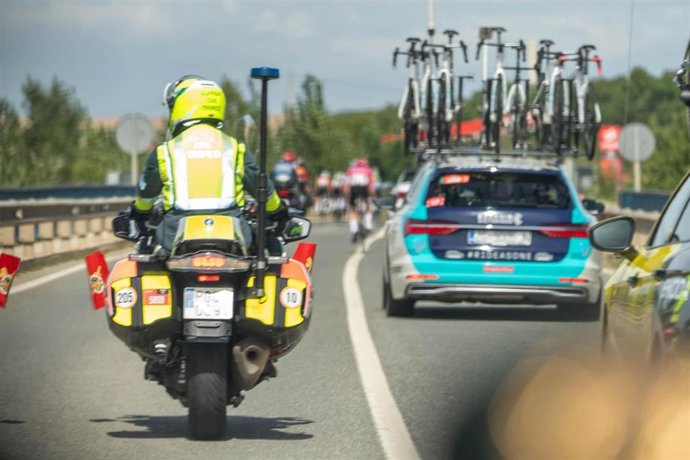 Agente de la Guardia Civil en moto durante el desarrollo de 'La Vuelta'.