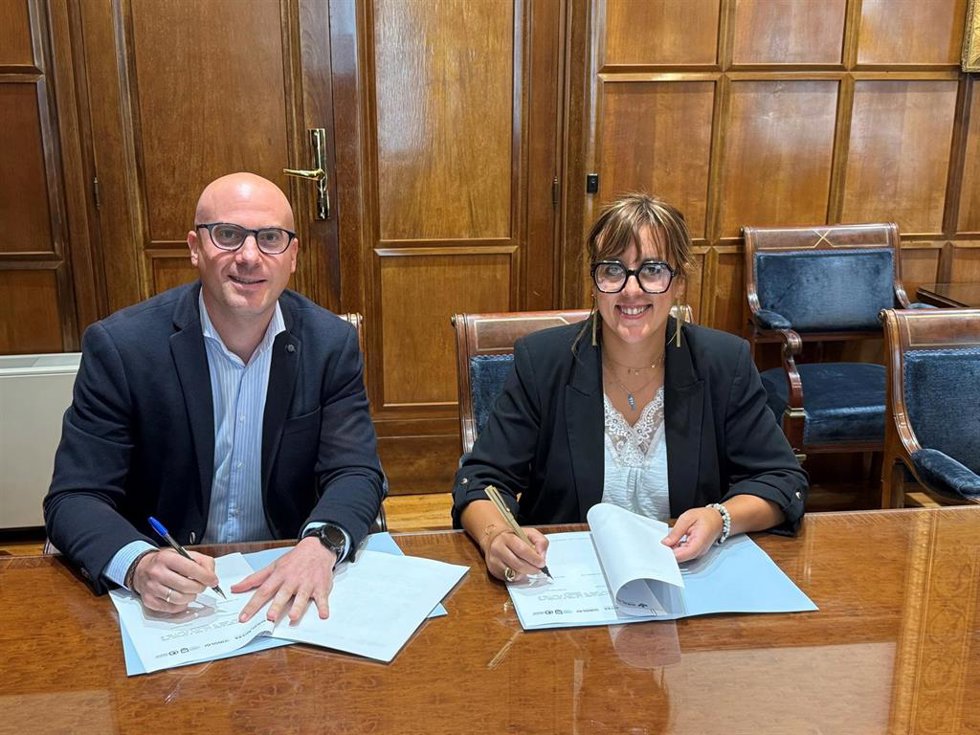 El responsable de Acción Social de Rural Kutxa, Javier Martínez, y la diputada de Cultura y Deportes, y presidenta de Kirolgi Fundazioa, Goizane Álvarez