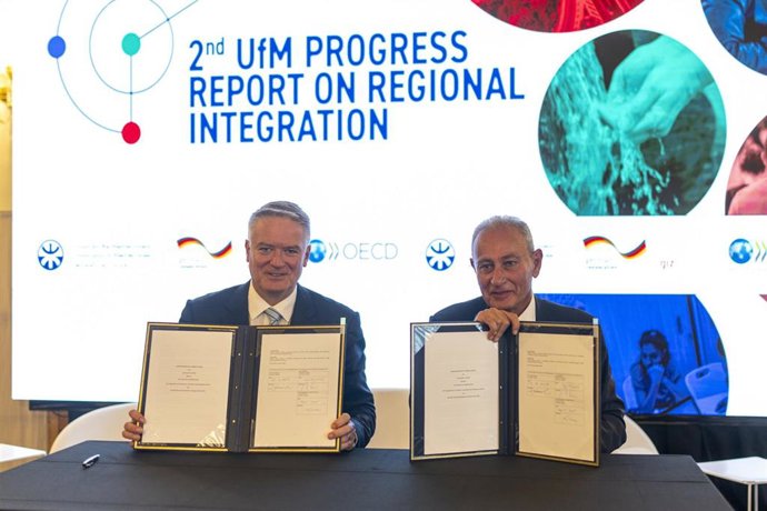 El secretario general de la UpM, Nasser Kamel (d), y el secretario general de la OCDE Mathias Cormann (i), durante la presentación del 2º Informe sobre Integración Regional Euromediterránea, por parte la OCDE (Organización para la Cooperación y el Desarro