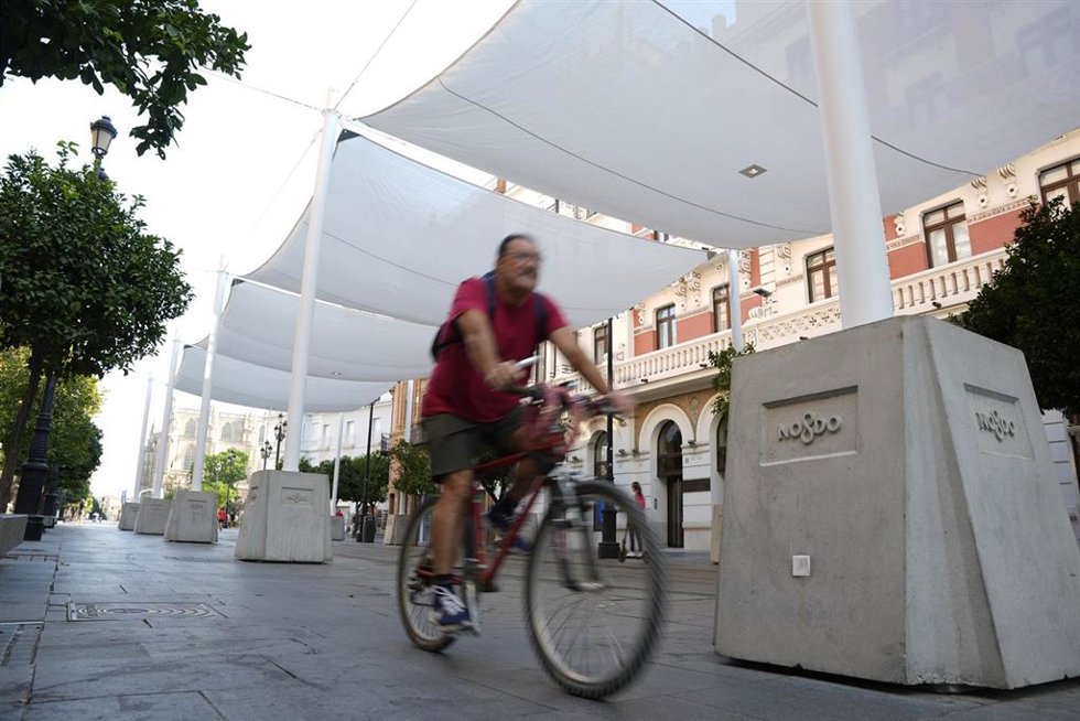Imágenes de la Avenida de la Constitución de Sevilla luciendo los primeros toldos instalados. Imagen de archivo.