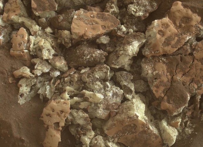 Cristais de enxofre encontrados dentro de uma rocha depois que o rover Curiosity da NASA passou sobre ela e a esmagou em 30 de maio de 2024.