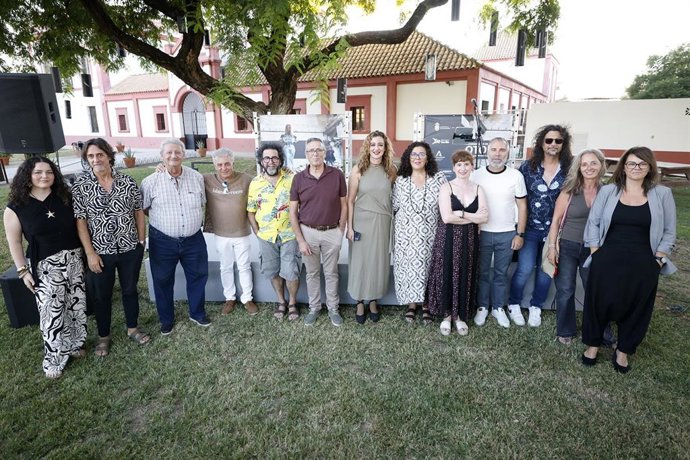 Foto de familia de la presentación del programa cultural de otoño en La Rinconada.