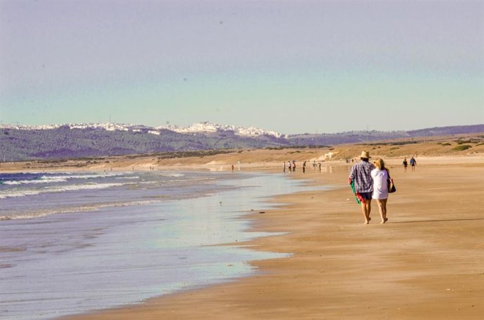 Archivo - Imagen de una de las playas de la provincia de Cádiz.