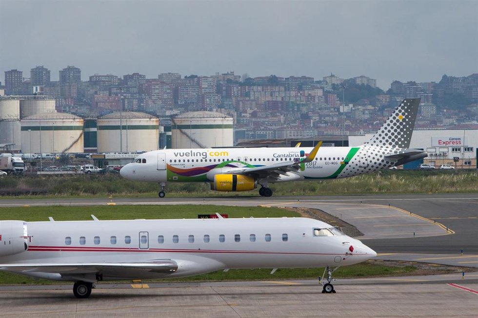 Archivo - Aviones en el aeropuerto Seve Ballesteros