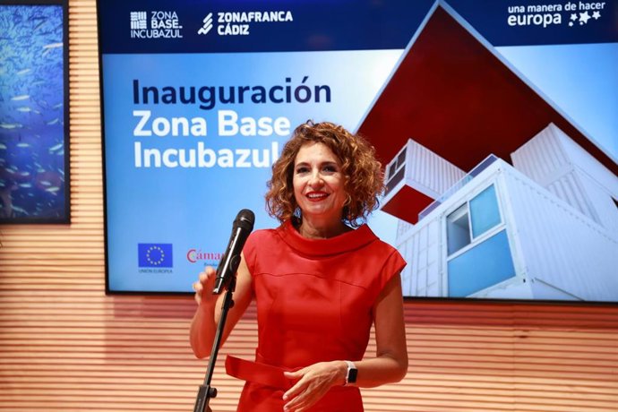 La vicepresidenta primera del Gobierno y ministra de Hacienda, María Jesús Montero, atiende a los medios en la inauguración del nuevo edificio que será la sede de Incubazul de Zona Franca de Cádiz