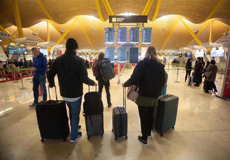 Archivo - Varias personas en el aeropuerto Adolfo Suárez Madrid-Barajas,  