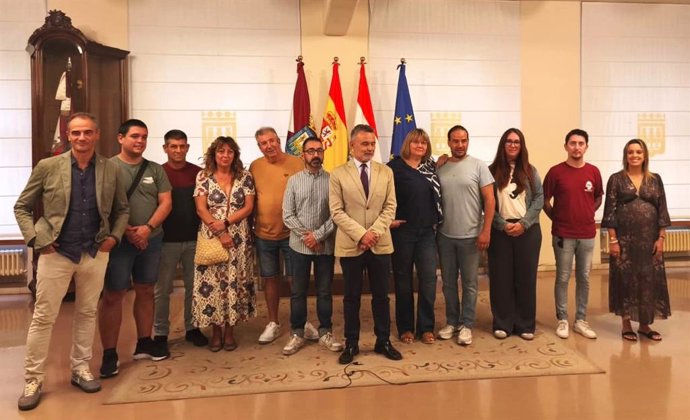 El alcalde de Logroño, Conrado Escobar, ha comparecido esta mañana junto a representantes de las nueve peñas de la ciudad: La Unión, Los Brincos, La Simpatía, Logroño, Aster, La Alegría, Rondalosa, La Rioja y La Uva.