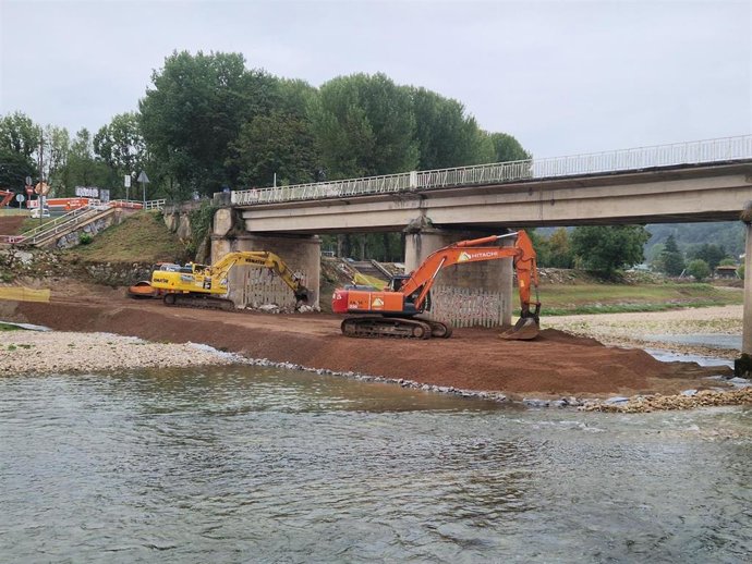 Obras de ampliación del puente Emilio Llamedo en Arriondas.