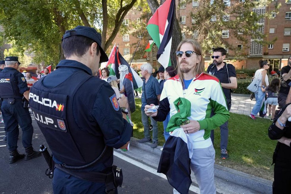 La Policía Nacional identifica al secretario de Organización y portavoz de Podemos, Pablo Fernández, durante las protestas durante la 18 etapa de la Vuelta a España, a 11 de septiembre de 2025, en Valladolid