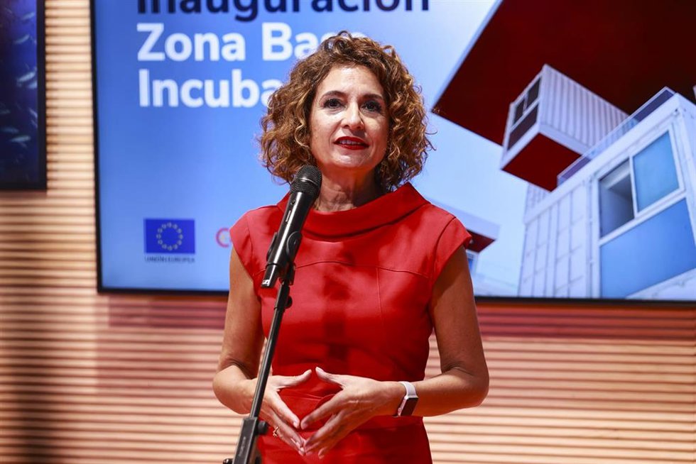 La vicepresidenta primera del Gobierno de España y ministra de Hacienda, María Jesús Montero, durante el acto inaugural del edificio de Zona Base-Incubazul en la Zona Franca, a 12 de septiembre de 2025 en Cádiz (Andalucía, España). La vicepresidenta pri