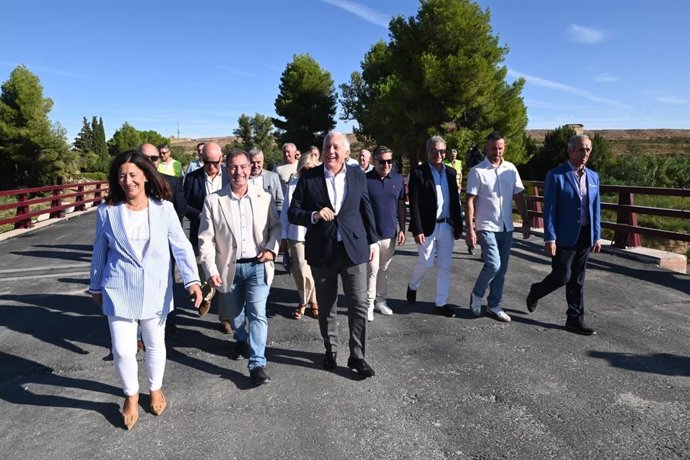 Octavio López, junto con alcaldes de los municipios que atraviesa la A-222, momentos antes de reabrir la A-222 en Belchite.