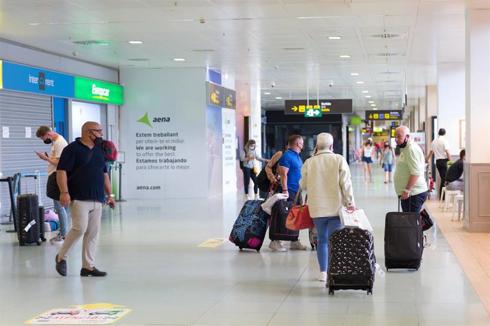 Archivo - Pasajeros procedentes de un vuelo con origen Gran Bretaña salen del Aeropuerto de Ibiza, a 30 de junio de 2021