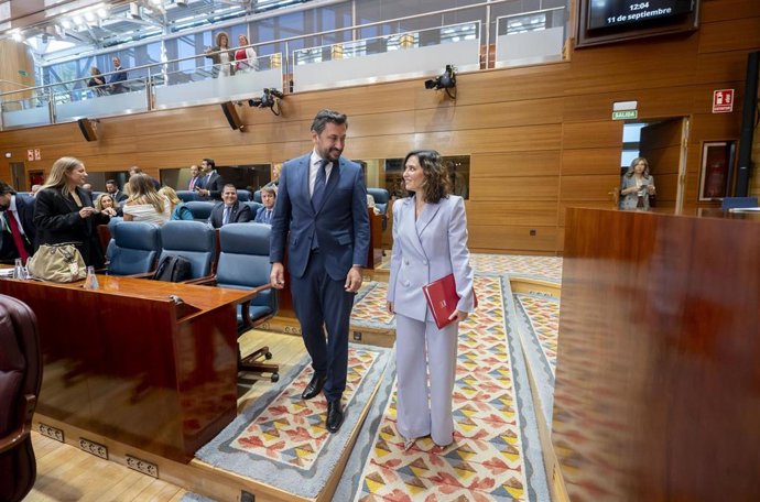 El portavoz del PP en la Asamblea, Carlos Díaz-Pache, y la presidenta de la Comunidad de Madrid, Isabel Díaz Ayuso, a su llegada al Debate sobre el Estado de la Región, en la Asamblea de Madrid, a 11 de septiembre de 2025, en Madrid (España). 