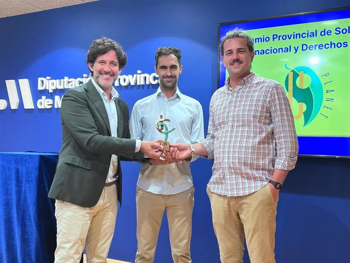 La Diputación entrega al presidente de Uplanet y al secretario de la misma, Matías Fernández, y Pablo Cortés, respectivamente, el Premio de Solidaridad Internacional y Derechos Humanos.