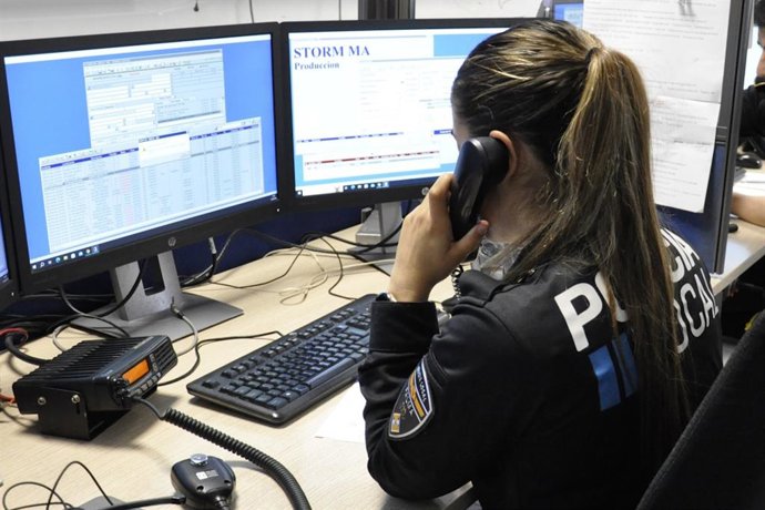 Agente de la Policía Local de Palma recibe una llamada de teléfono.