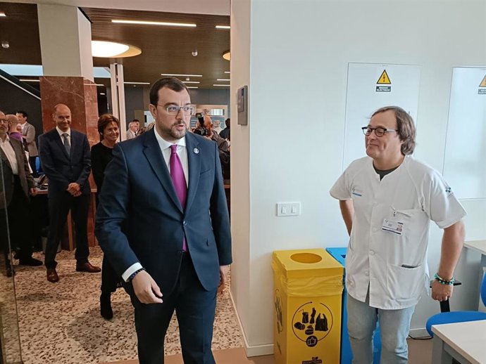 El presidente del Principado de Asturias, Adrián Barbón, durante la visita inaugural del consultorio periférico de Nuevo Roces, en Gijón.