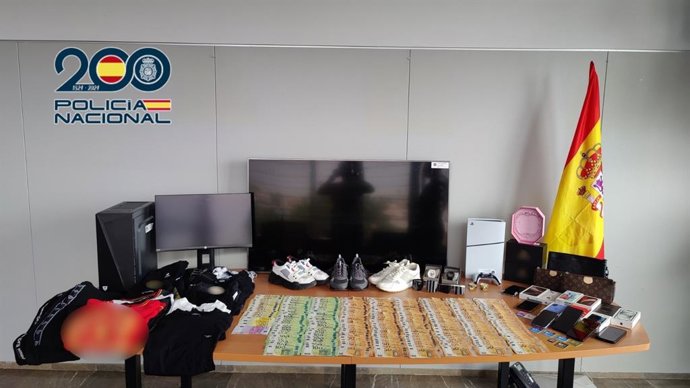 Agentes de la Policía Nacional han desarticulado una organización criminal y han detenido a 11 personas.