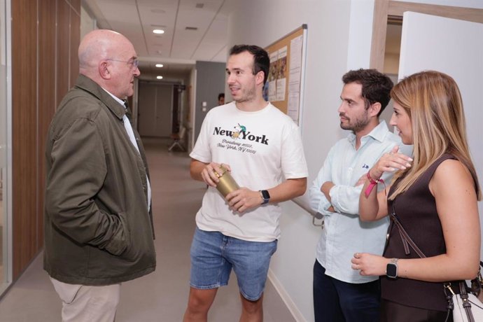 El alcalde en la visita al centro de vida