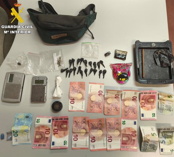 Material y drogas incautadas por la Guardia Civil en Famara, en Lanzarote