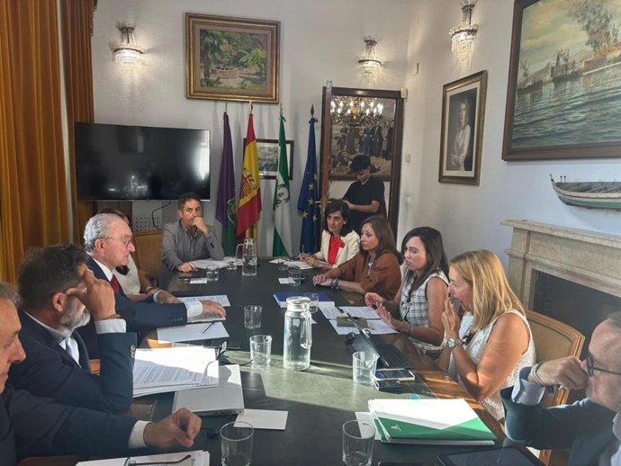 La consejera de Fomento, Rocío Díaz, se ha reunido este viernes con el alcalde de Málaga, Francisco de la Torre para abordar la financiación de la primera etapa de las acciones para dar una solución definitiva a los vecinos de Los Asperones.