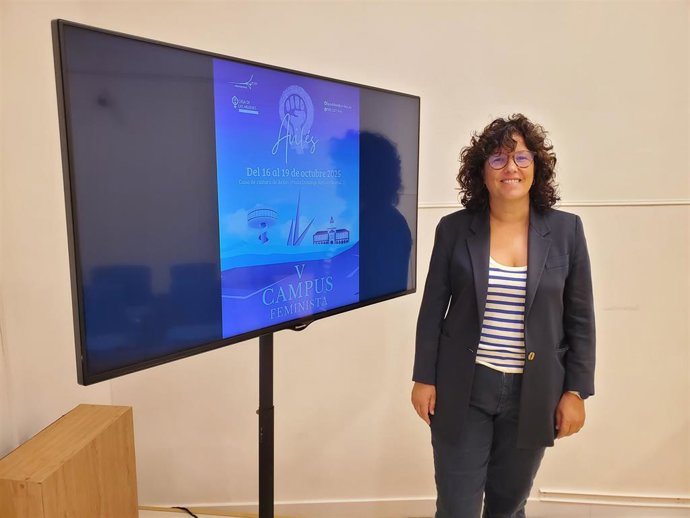 La concejala de Igualdad del Ayuntamiento de Avilés, Lucía Fernández Ron, durante la presentación del V Campus Feminista.