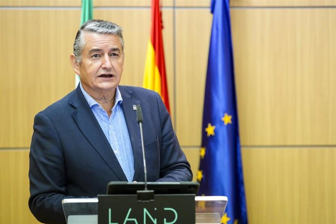 El consejero de la Presidencia, Interior, Diálogo Social y Simplificación Administrativa, Antonio Sanz, durante su intervención en la inauguración del Foro LAND a 9 de septiembre de 2025 en Sevilla (Andalucía, España). 