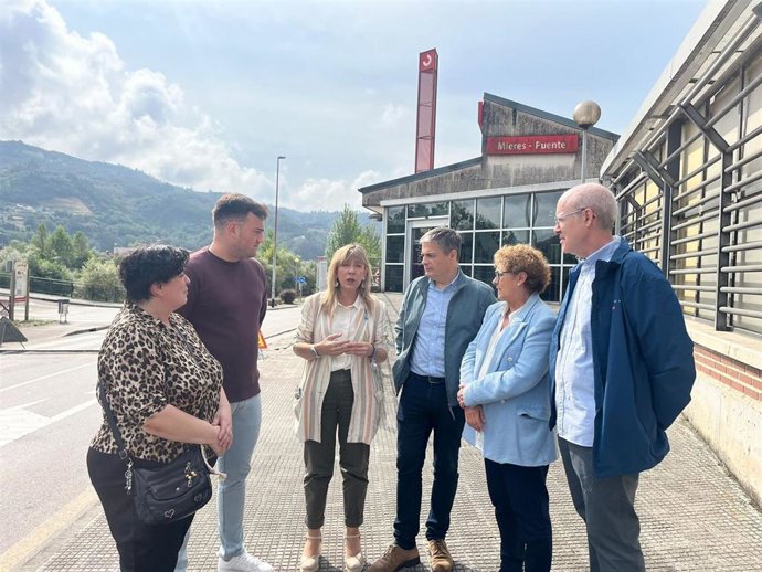 Los diputados del PP Esther Llamazares y Pedro de Rueda visitan la estación de tren de Mieres.