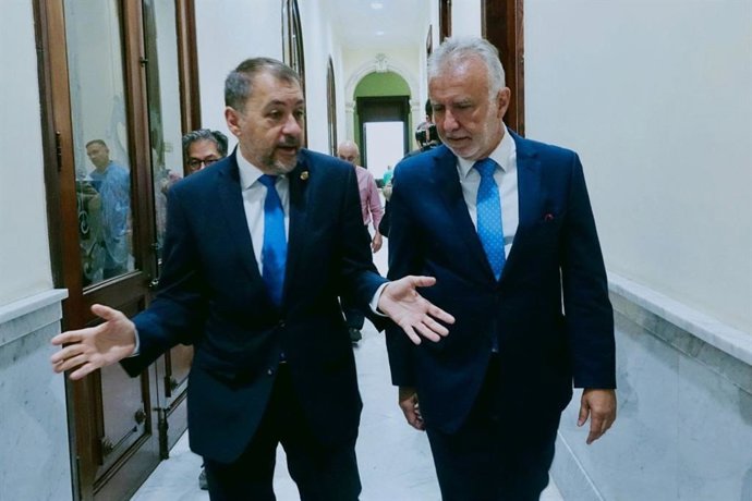 El alcalde de Santa Cruz de Tenerife, José Manuel Bermúdez, y el ministro de Política Territorial y Memoria Democrática, Ángel Víctor Torres, antes de una reunión para abordar la creación de un templo másonico en la capital tinerfeña