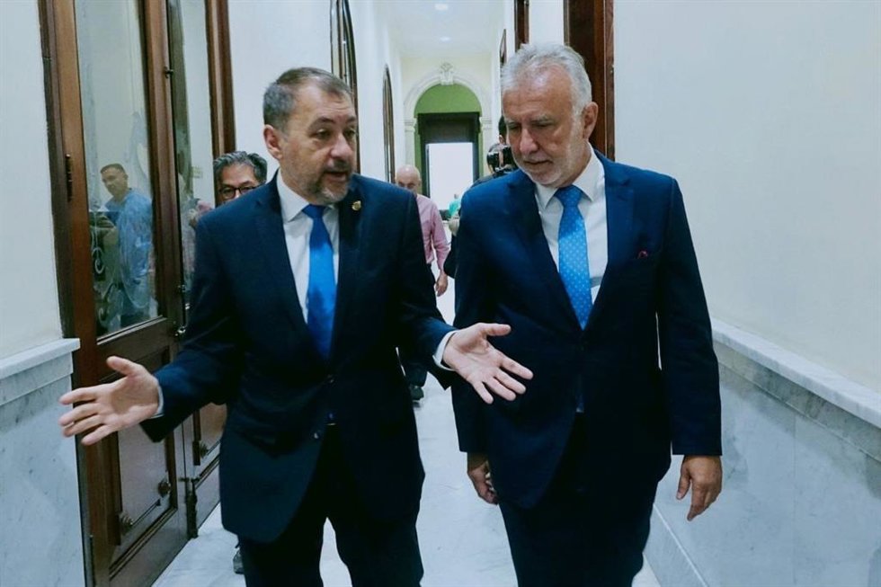 El alcalde de Santa Cruz de Tenerife, José Manuel Bermúdez, y el ministro de Política Territorial y Memoria Democrática, Ángel Víctor Torres, antes de una reunión para abordar la creación de un templo másonico en la capital tinerfeña