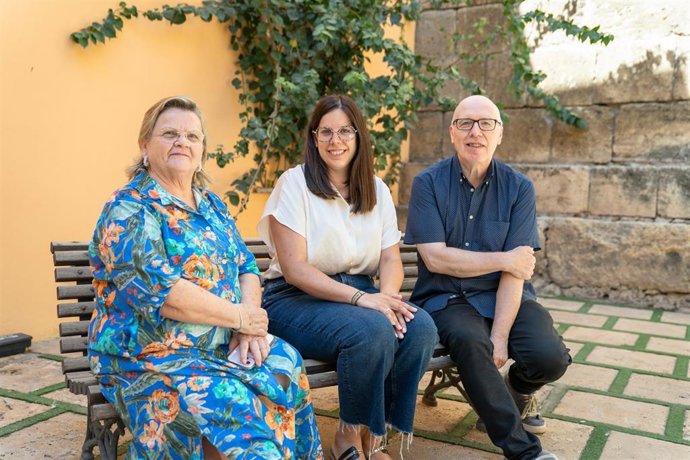 La presidenta de la asociación cultural OCAL, Mercedes Oliver, junto a la diputada provincial de Cultura, Cine e Identidad Almeriense, Almudena Morales, y el director Michael Thomas, durante la presentación del programa 'Como en casa'.