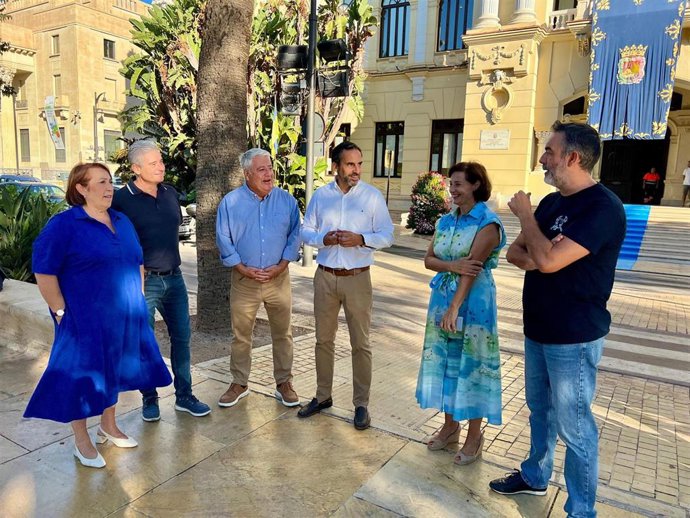El portavoz del PSOE en el Ayuntamiento de Málaga, Daniel Pérez, acompañado por otros concejales de su formación, junto con representantes de los sindicatos SIP-AN y SAB.