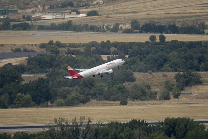Archivo - Archivo.- Vista de un avión despegando de Barajas