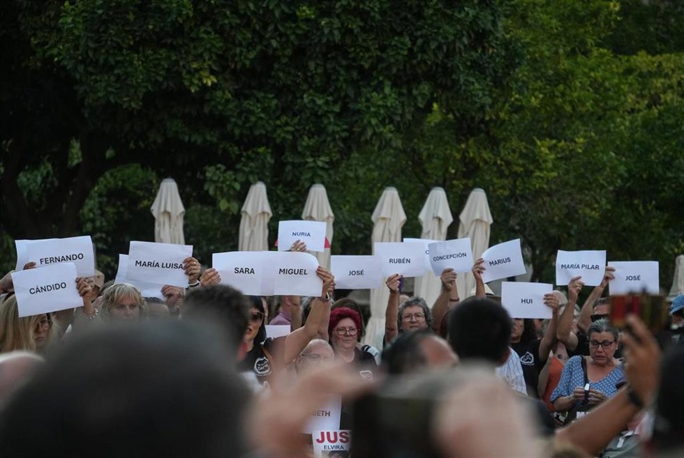 Familiares exhiben carteles con los nombres de las víctimas de la dana en la última concentración en Valncia para pedir la dimisión de Carlos Mazón