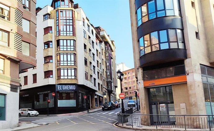 Archivo - Un edificio de viviendas en el barrio de Ciudad Naranco, en Oviedo.