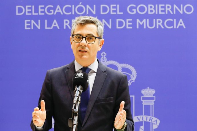El ministro de la Presidencia, Justicia y Relaciones con las Cortes, Félix Bolaños, atiende a los medios de comunicación en el edificio de usos múltiples de la Delegación del Gobierno, a 12 de septiembre de 2025, en Murcia, Región de Murcia (España).