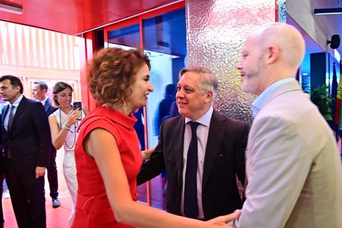 El portavoz del PSOE en el Ayuntamiento de Cádiz, Óscar Torres, con la ministra de Hacienda.
