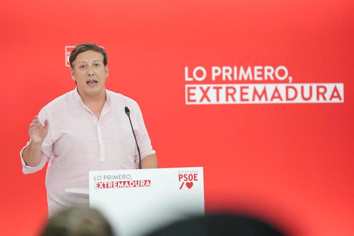 Archivo - El secretario de Educación del PSOE de Extremadura, Francisco Javier Amaya, en una imagen de archivo.