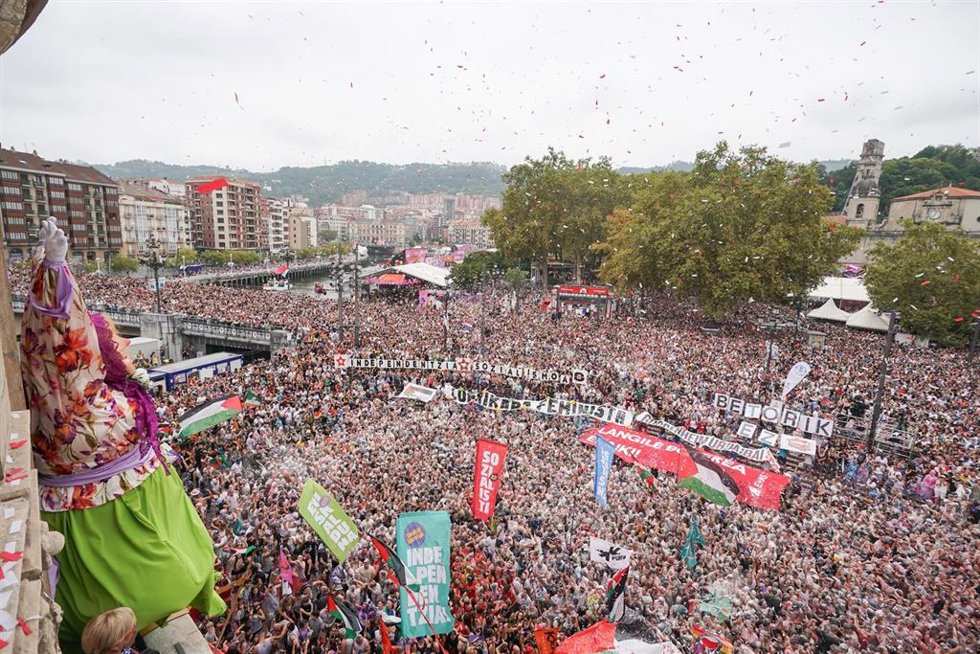 Cientos de personas durante el comienzo de la Semana Grande de Bilbao 2025, en el centro de la ciudad, a 16 de agosto de 2025, en Bilbao, Vizcaya, País Vasco (España).