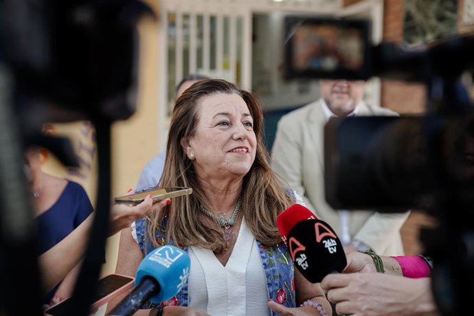 La consejera de Desarrollo Educativo y Formación Profesional de la Junta de Andalucía, María del Carmen Castillo, atiende a los medios durante su visita al CEIP La Venta del Viso en La Mojonera (Almería).