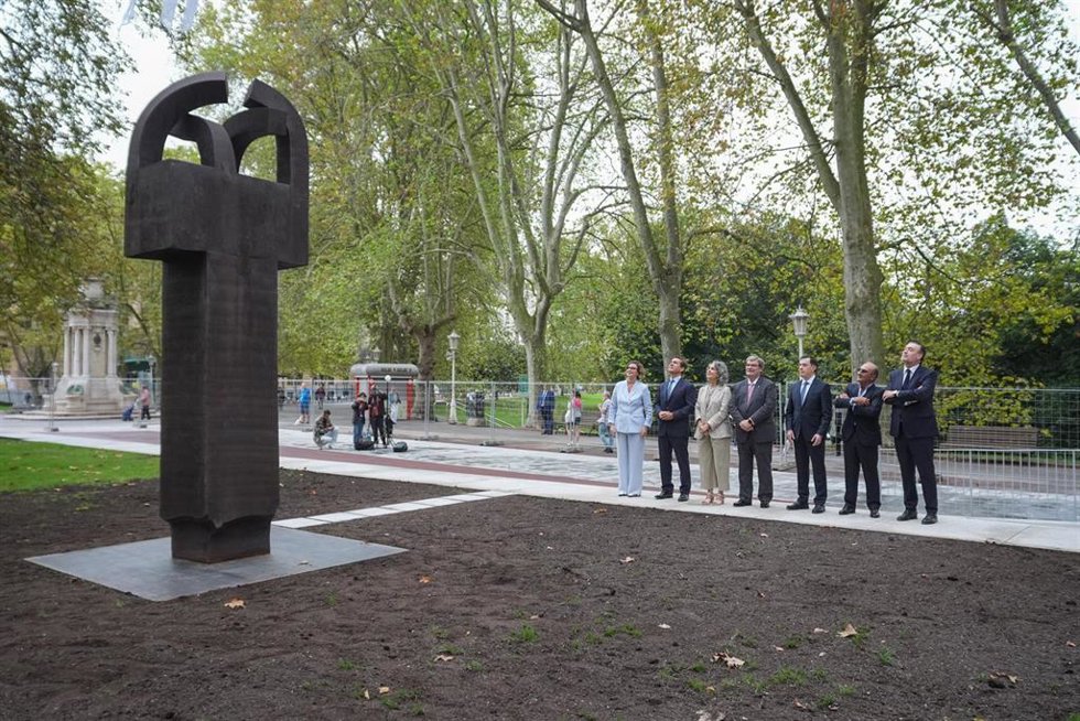 La diputada general de Bizkaia, Elixabete Etxanobe, y el presidente del BBVA, Carlos Torres Vila, en el regreso a Bilbao de la escultura de Chillida, 'Elogio del hierro III', a 12 de septiembre de 2025, en Bilbao, Vizcaya, País Vasco (España).