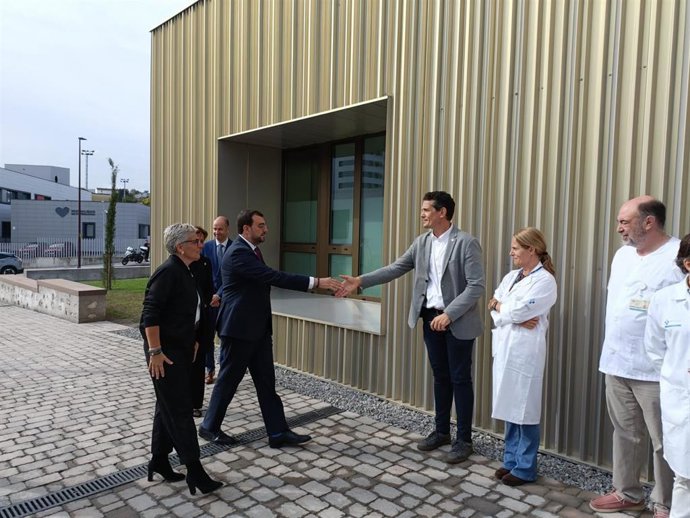 El presidente del Principado de Asturias, Adrián Barbón, a su llegada al consultorio periférico de Nuevo Roces, en Gijón, para su inauguración.