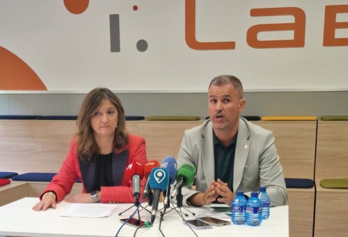 La rectora de la ULE, Nuria González y el vicerrector de Actividad Académica, Julio Abad, presentan el curso académico 2025-2026.