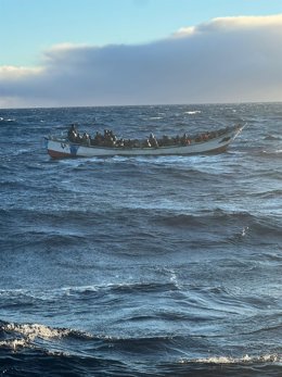 Archivo - Cayuco localizado en aguas de El Hierro con 67 migrantes a bordo