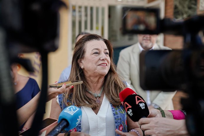 A Ministra Regional da Andaluzia para Desenvolvimento Educacional e Treinamento Vocacional, María del Carmen Castillo, fala com a mídia durante sua visita ao CEIP La Venta del Viso em La Mojonera (Almeria).