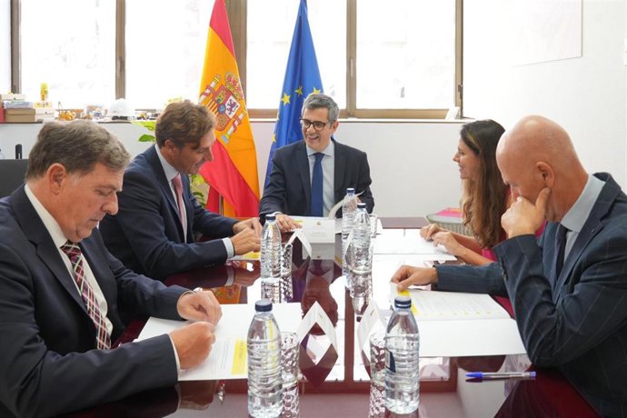 El presidente del TSJMU, el presidente de la Audiencia, el secretario de Gobierno, con el ministro Félix Bolaños , acompañado de la directora de su gabinete
